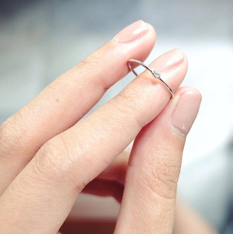 TINY BAND ring made of sterling silver set with cubic zirconia - 戒指 - 宝石 白色