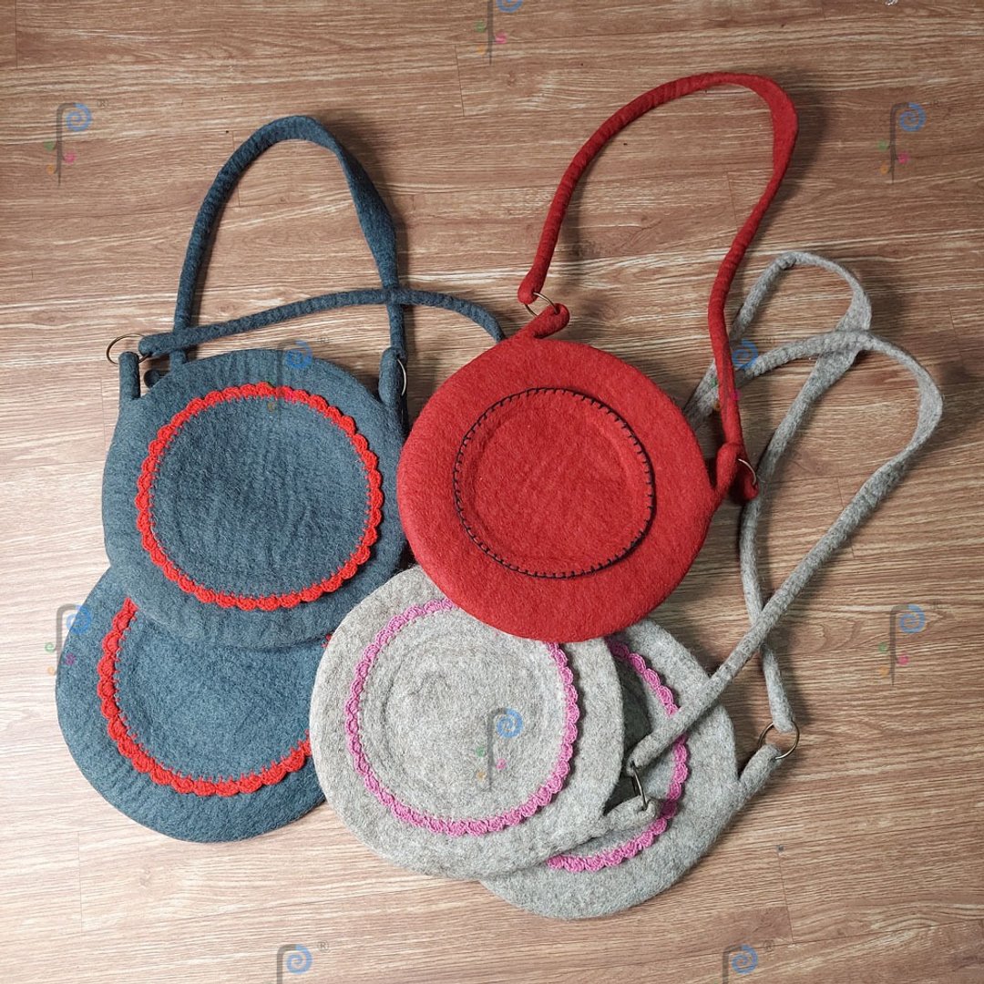 Wool felt bag, handmade, 100% wool, wool felt messenger bag, round school bag - 侧背包/斜挎包 - 羊毛 多色