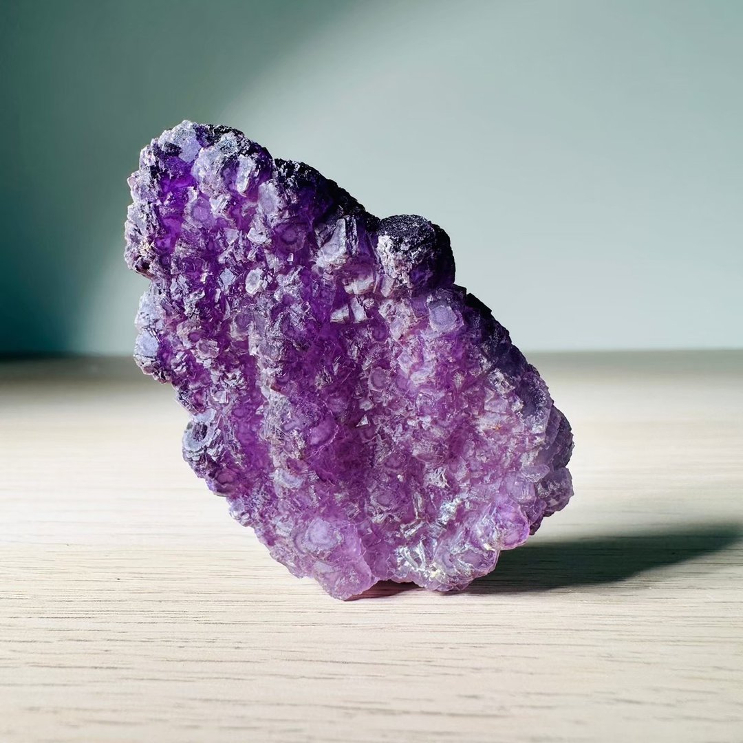 贵州紫边萤石 紫乱情迷渐层美色 矿物原矿 磁场净化 晶矿矿标 - 摆饰 - 其他材质 紫色