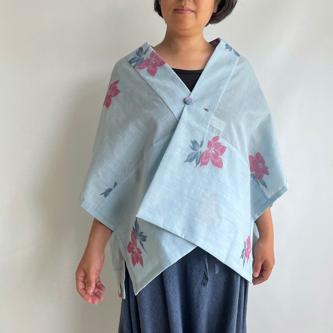 【独一无二】三角外套 附胸针 - 羊毛・麻和服布料 水蓝色搭配桃红色花朵 - 女装上衣 - 棉 蓝色
