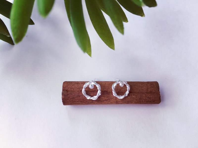 925纯银 伪圣诞节系列《 花圈耳针 》 - 耳环/耳夹 - 其他金属 银色