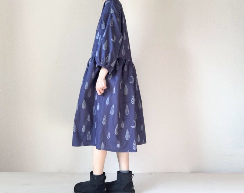 Embroidery moon and drop gather one piece dress - 洋装/连衣裙 - 棉．麻 蓝色