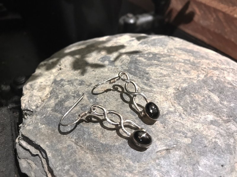 【半亩光】黑玛瑙个性垂坠耳环 眼底星光 - 耳环/耳夹 - 纯银 银色