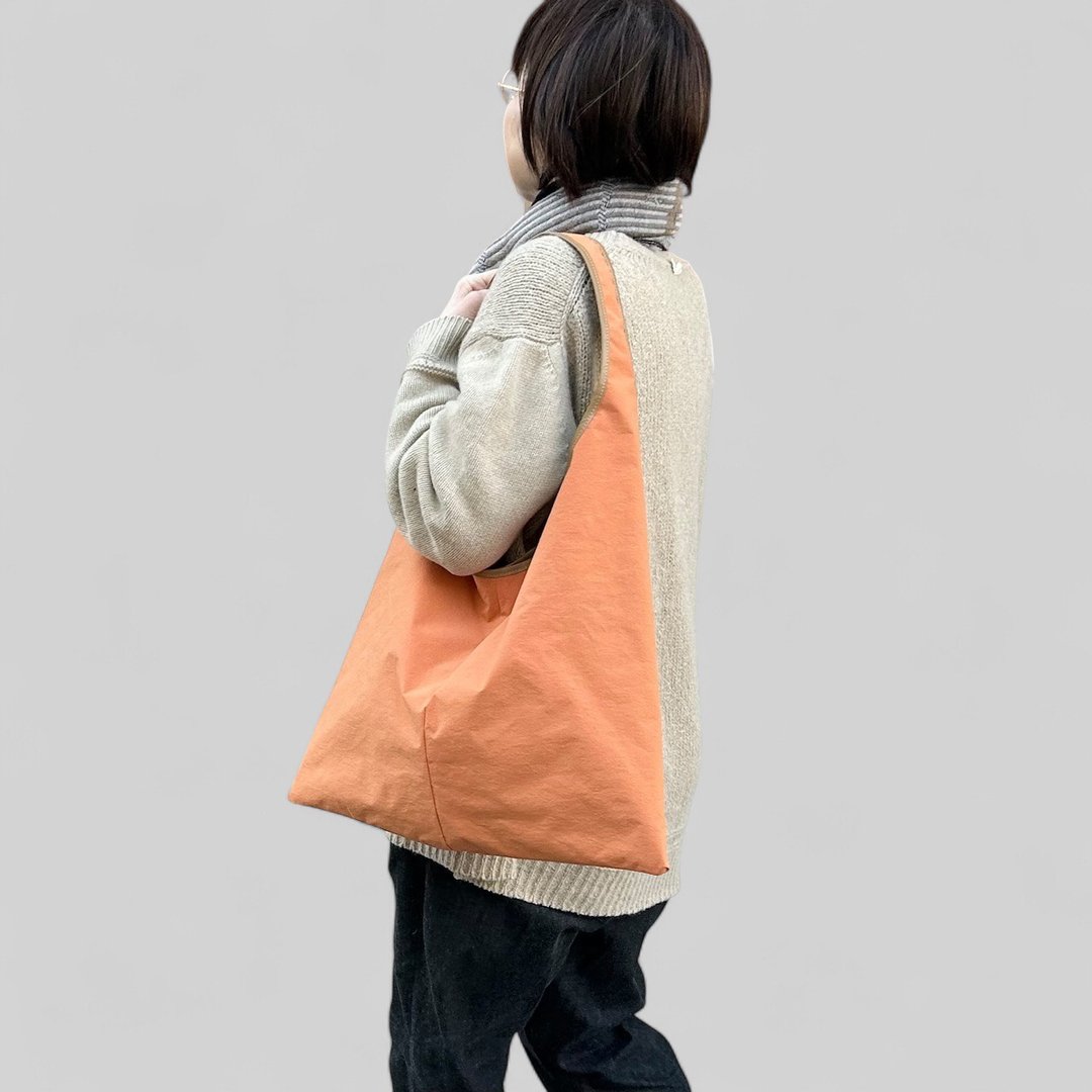 clueto 狼少年 经典款 橘色 KONBU 拨水加工尼龙材质 单肩包 - 侧背包/斜挎包 - 尼龙 橘色
