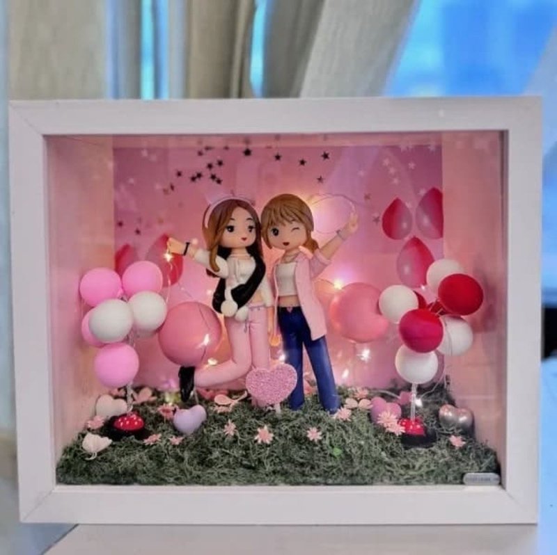 【挚友主题Q版相框】粉色气球场景生日公仔 女性友谊纪念品 - 陶艺 - 陶 多色