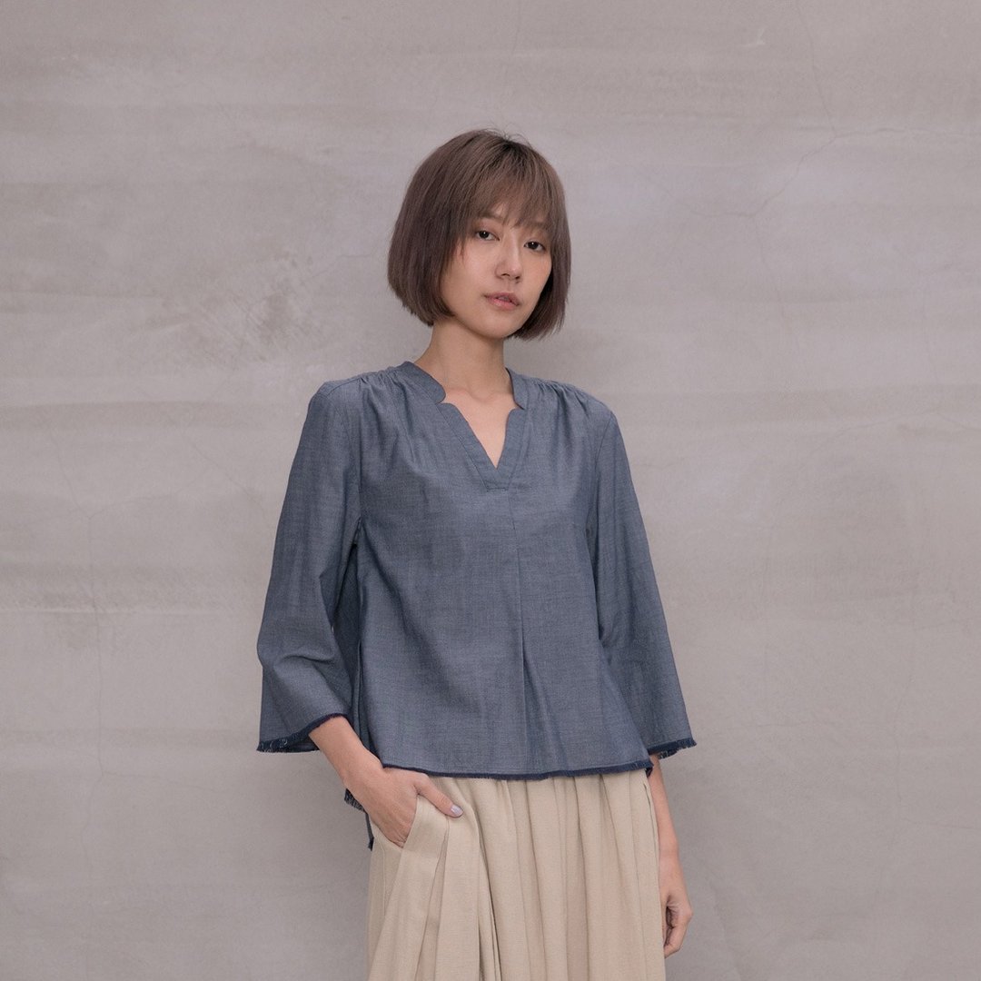 闲适自在V领薄罩衫 Peace Of Mind Slouchy Blouse - 女装上衣 - 棉．麻 蓝色