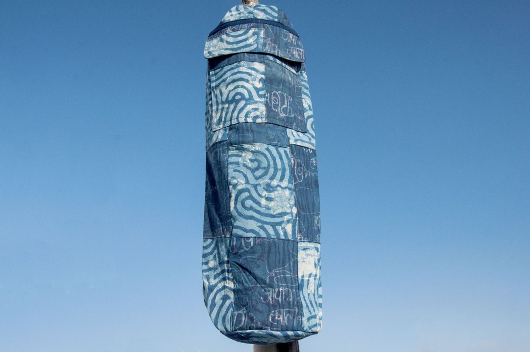 手工蓝染瑜珈垫背包/yoga bag/瑜伽包/编织包/织布包-木刻印梵文 - 侧背包/斜挎包 - 棉 蓝色