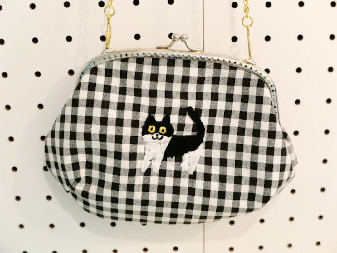 Embroidered gingham gamaguchi shoulder cat - 侧背包/斜挎包 - 棉 黑色