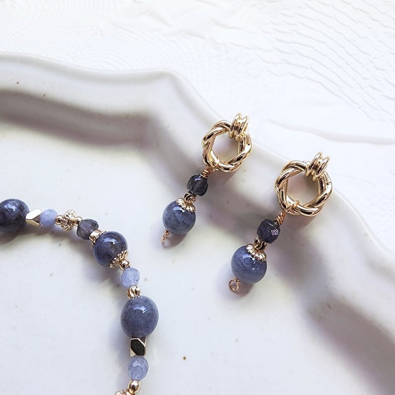 夜幕的红星 | 血滴堇青石 纽结款 S925 银抗过敏耳针式耳环 - 耳环/耳夹 - 半宝石 蓝色