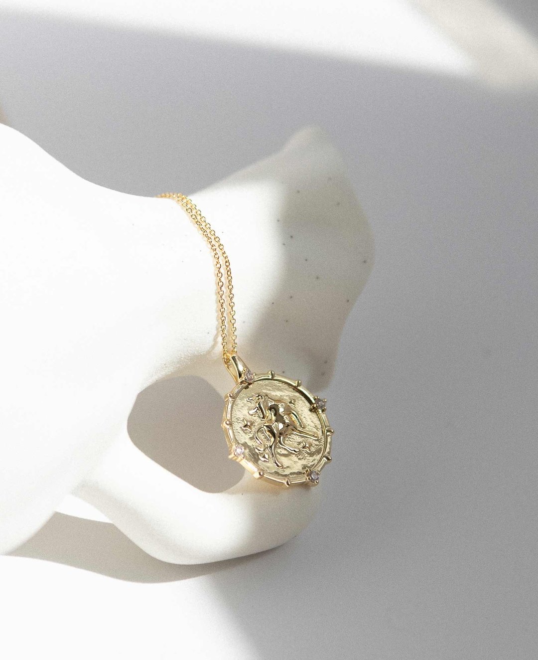 金牛座金徽章吊坠项链 | Sachelle Collective - 项链 - 贵金属 金色