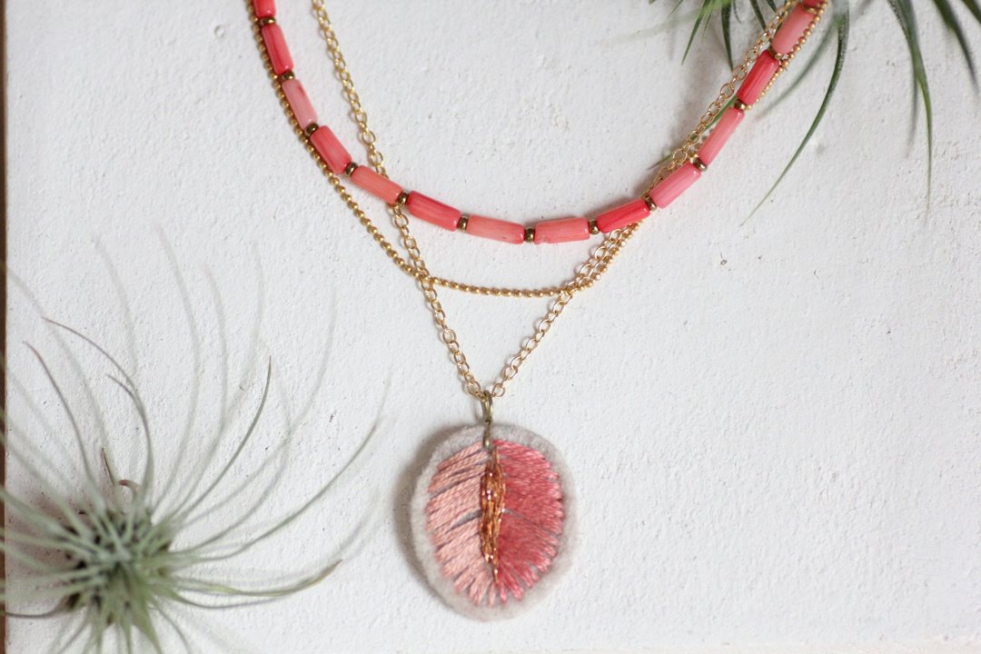 Flamingo necklace - coral color feather motif with coral and gold triple chains - 项链 - 聚酯纤维 粉红色
