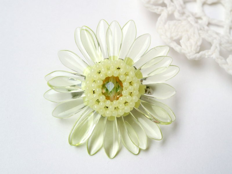日本制手作非洲菊胸针 : 柠檬黄与粉绿色 铀玻璃幻彩设计 - 胸针 - 玻璃 黄色