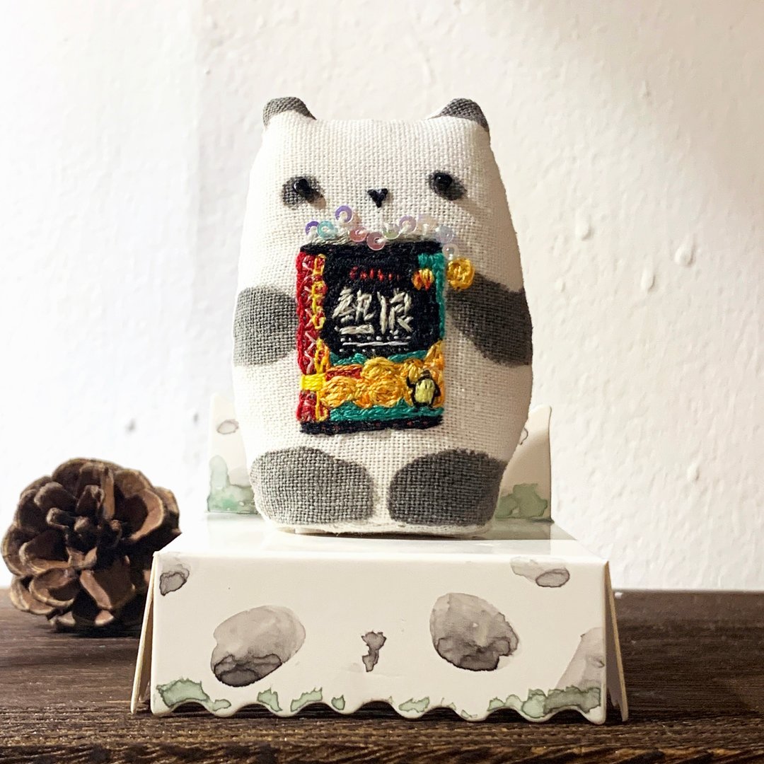 【拥抱喜爱的】**刺绣公仔** 零食 - 抱着热浪的熊猫 - 玩偶/公仔 - 棉 白色