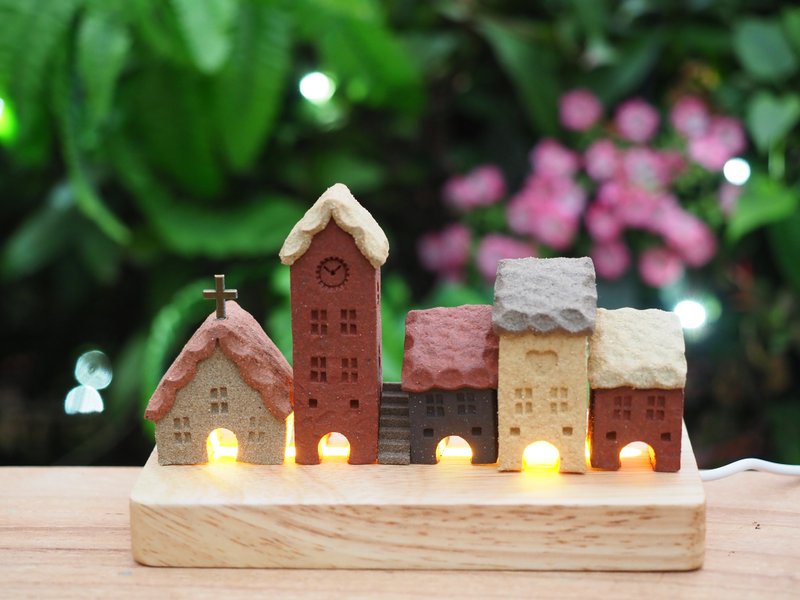 超可爱欧洲乡村小屋7件组/(5栋小屋+1小楼梯+1木座灯) - 摆饰 - 陶 多色