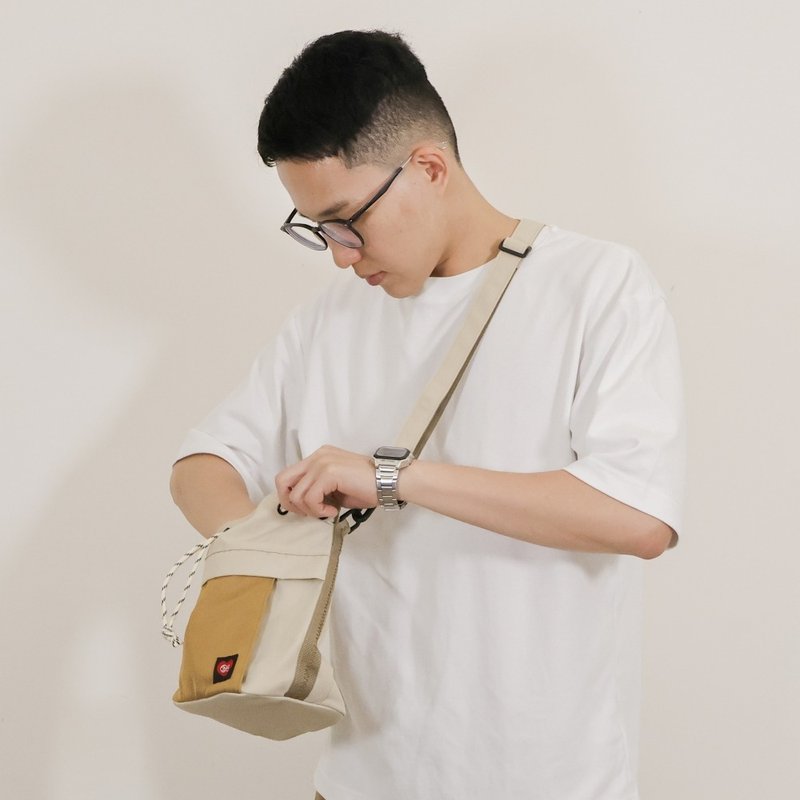 【囝仔 X plain-me】Love Yina PM 防泼水中型水桶包│卡其 - 束口袋双肩包 - 尼龙 卡其色