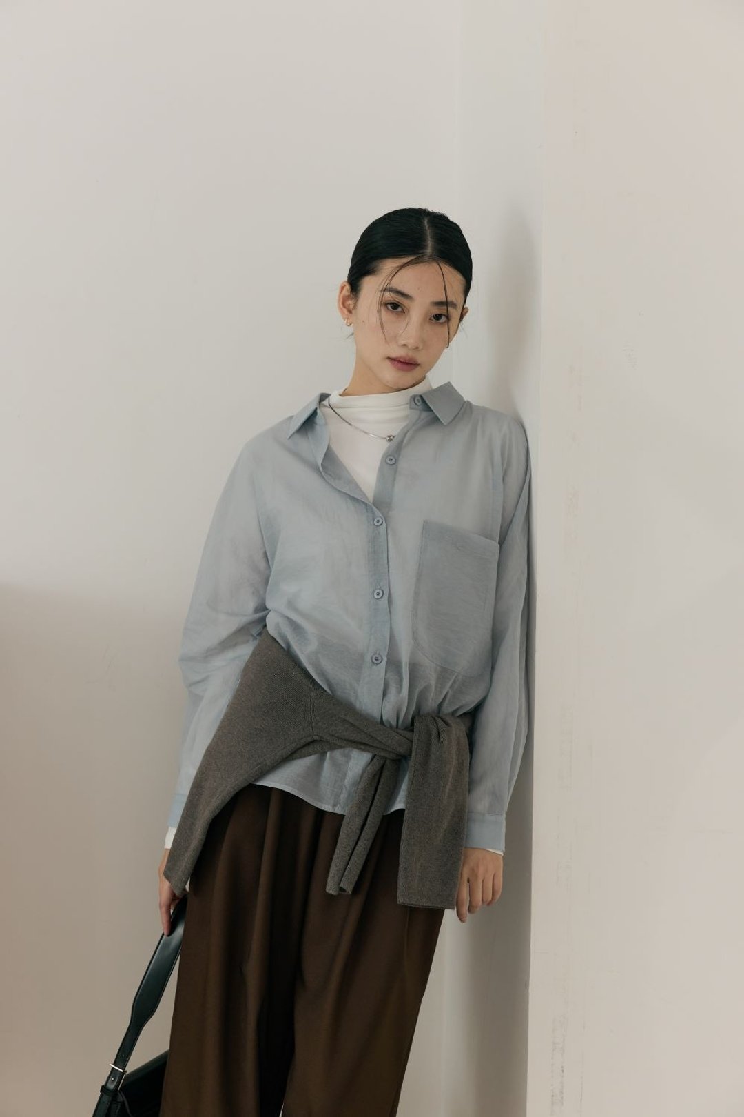 微透肤单口袋下摆圆弧衬衫 (灰蓝) - 女装衬衫 - 棉 蓝色