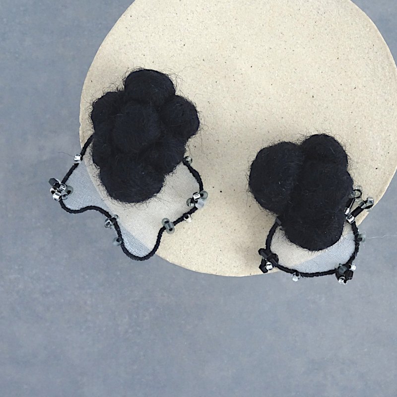 Oboro (black) wool x organdy x beads pierced earrings/ Clip-On - 耳环/耳夹 - 绣线 黑色