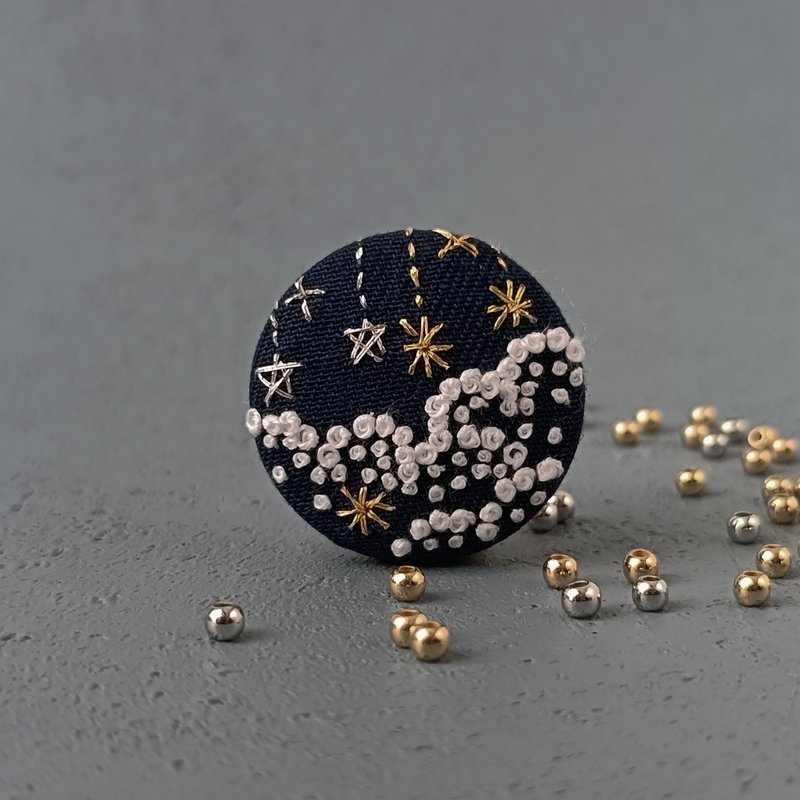 别致的云朵与星星迷你刺绣胸针或刺绣发圈 - 胸针 - 棉．麻 白色