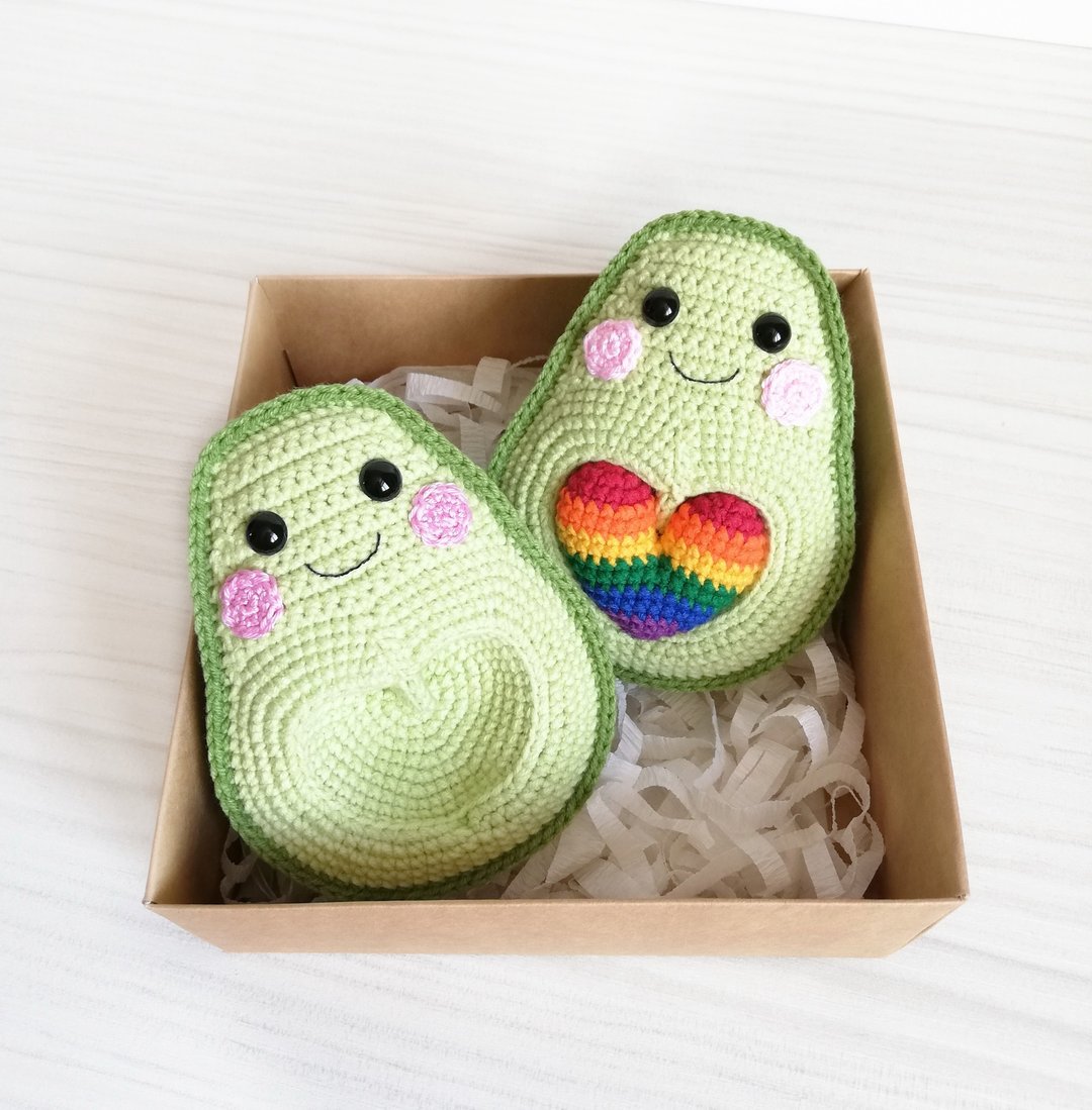 A set of two avocado halves with six-color rainbow heart. - 玩偶/公仔 - 其他材质 