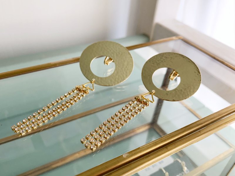 Swinging crystal chain gold round Clip-On/ earrings - 耳环/耳夹 - 其他材质 金色