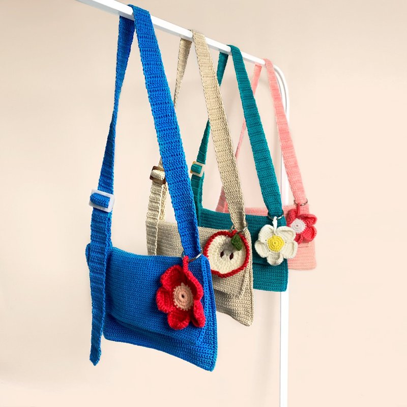 Goody Bag - Crochet Messenger Bag with Cutie keychain - 侧背包/斜挎包 - 其他材质 多色