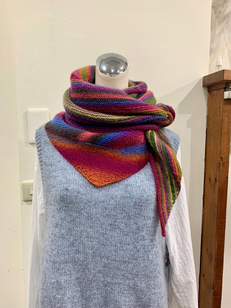 三角彩虹披肩/围巾。手工编织。红/绿/橘/黄/蓝段染 - 围巾/披肩 - 羊毛 