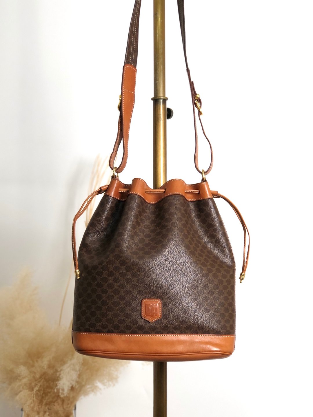 【日本直送 名牌中古包】CELINE 经典马车图腾斜背包 咖啡色 压纹 PVC 束口 vintage 复古 ywg4rj - 侧背包/斜挎包 - 防水材质 咖啡色