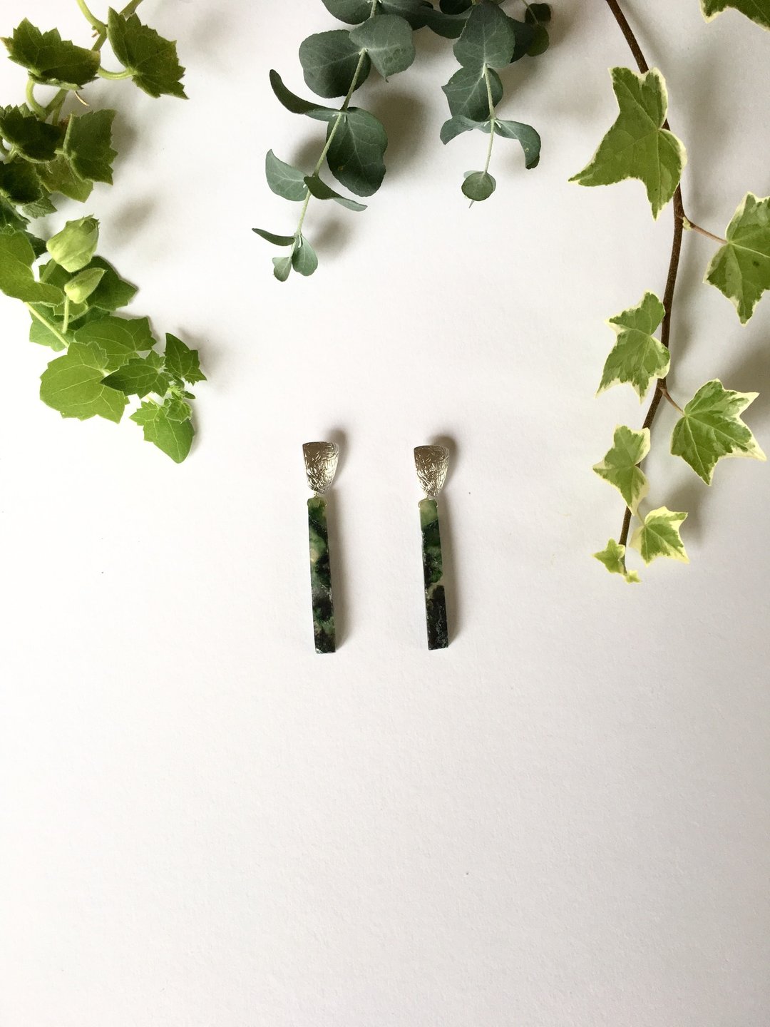Aventurine and brass earring - 耳环/耳夹 - 石头 绿色