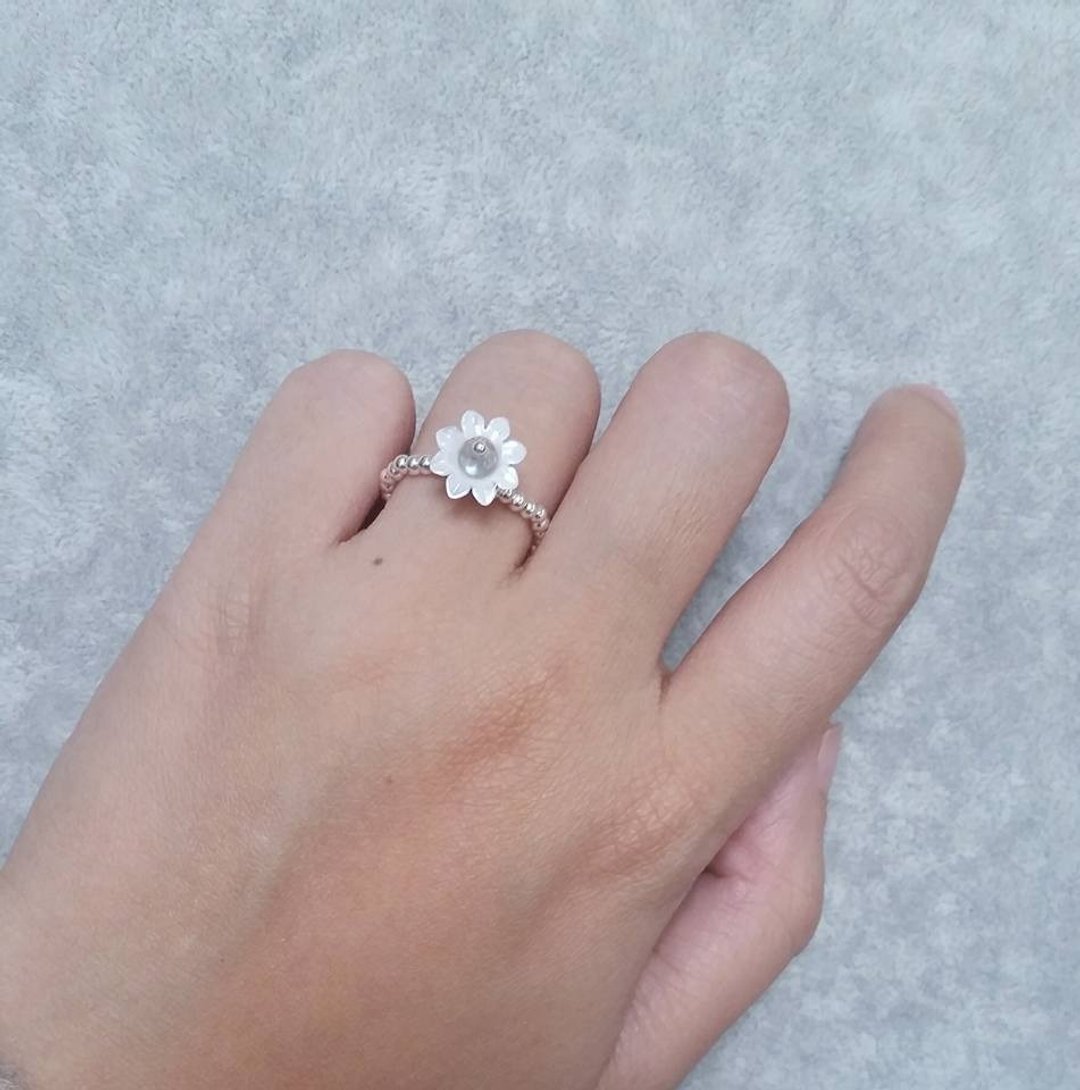 白贝花配拉长石 925纯银 珠 戒指 labradorite and mother pearl flower 925 silver ring - 戒指 - 宝石 白色