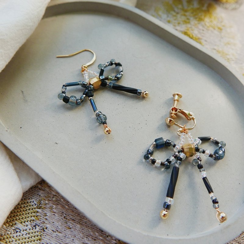 光结耳环 / 蝴蝶结日本御幸珠手做耳环 / 闪耀黑 - 耳环/耳夹 - 玻璃 黑色