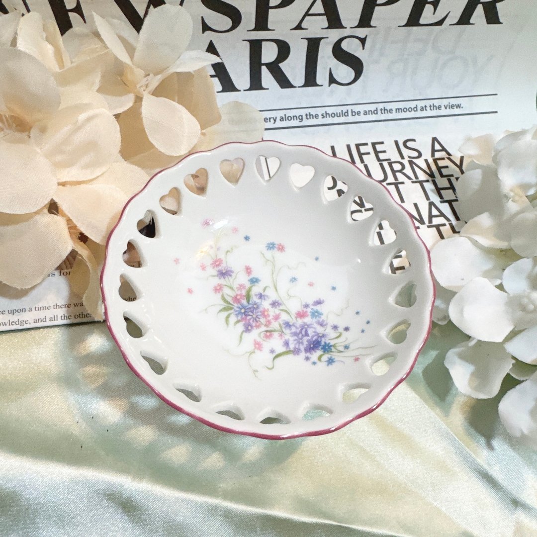 【西洋古董饰品】德国 REUTTER 爱心篓空手工上釉花卉 陶瓷高脚盘 - 摆饰 - 贵金属 粉红色