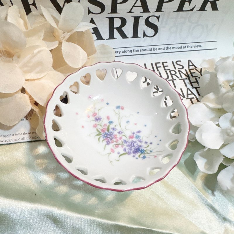 【西洋古董饰品】德国 REUTTER 爱心篓空手工上釉花卉 陶瓷高脚盘 - 摆饰 - 贵金属 粉红色