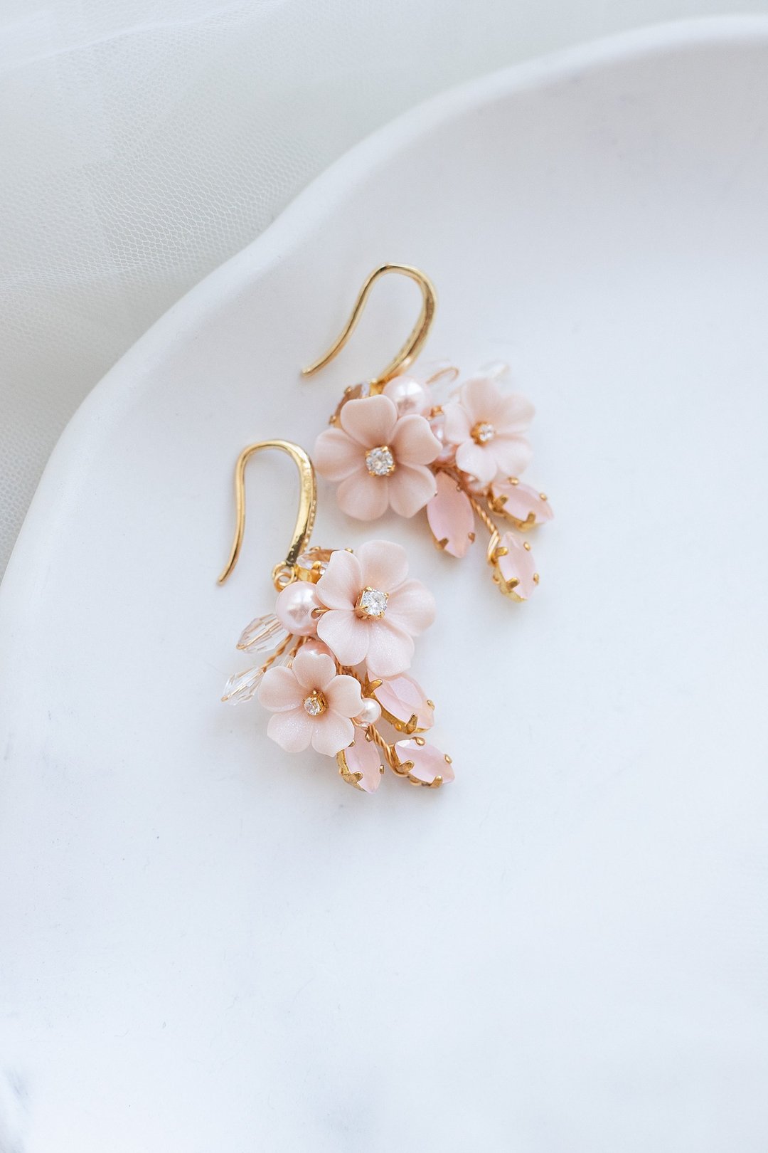 Powder pink floral earrings for bride, flower bridal jewelry - 发饰 - 粘土 粉红色