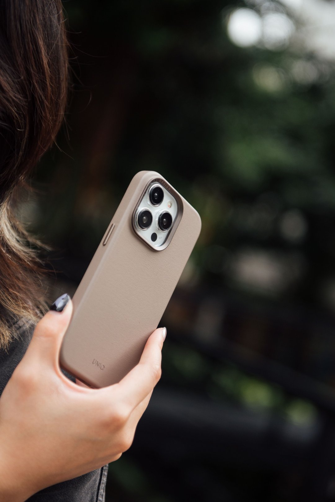iPhone 15系列 Lyden 耐刮皮革磁吸手机壳-灰 - 手机壳/手机套 - 其他材质 卡其色