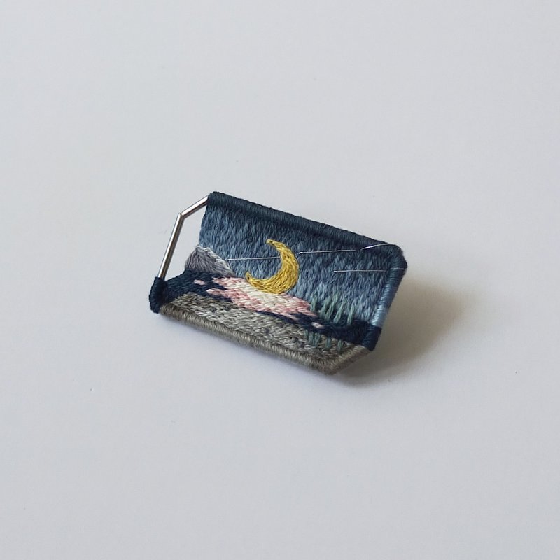 Pinkoi Market/小骗子/念念/湖上月亮－别针 - 胸针 - 绣线 蓝色