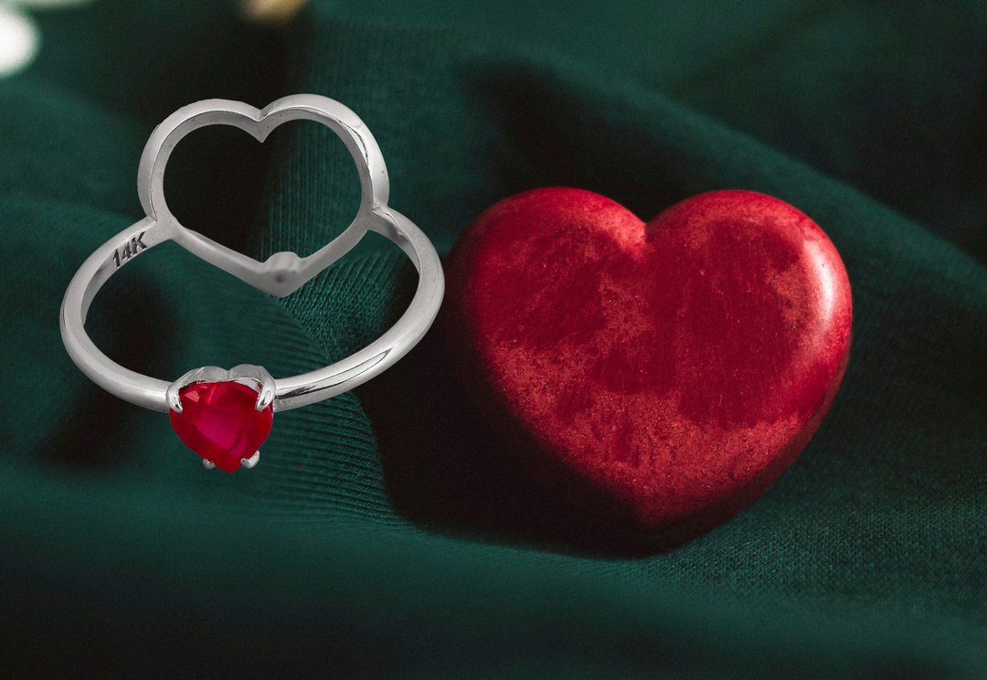 Two sides wearable love ring with heart shape ruby - 戒指 - 贵金属 金色