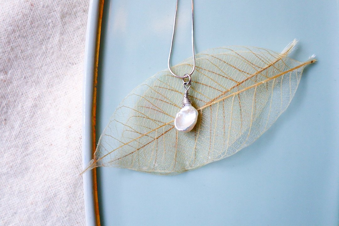 Less is more Classic white Biwa pearl pendant with luxury Italy silver necklace - 项链 - 纯银 白色