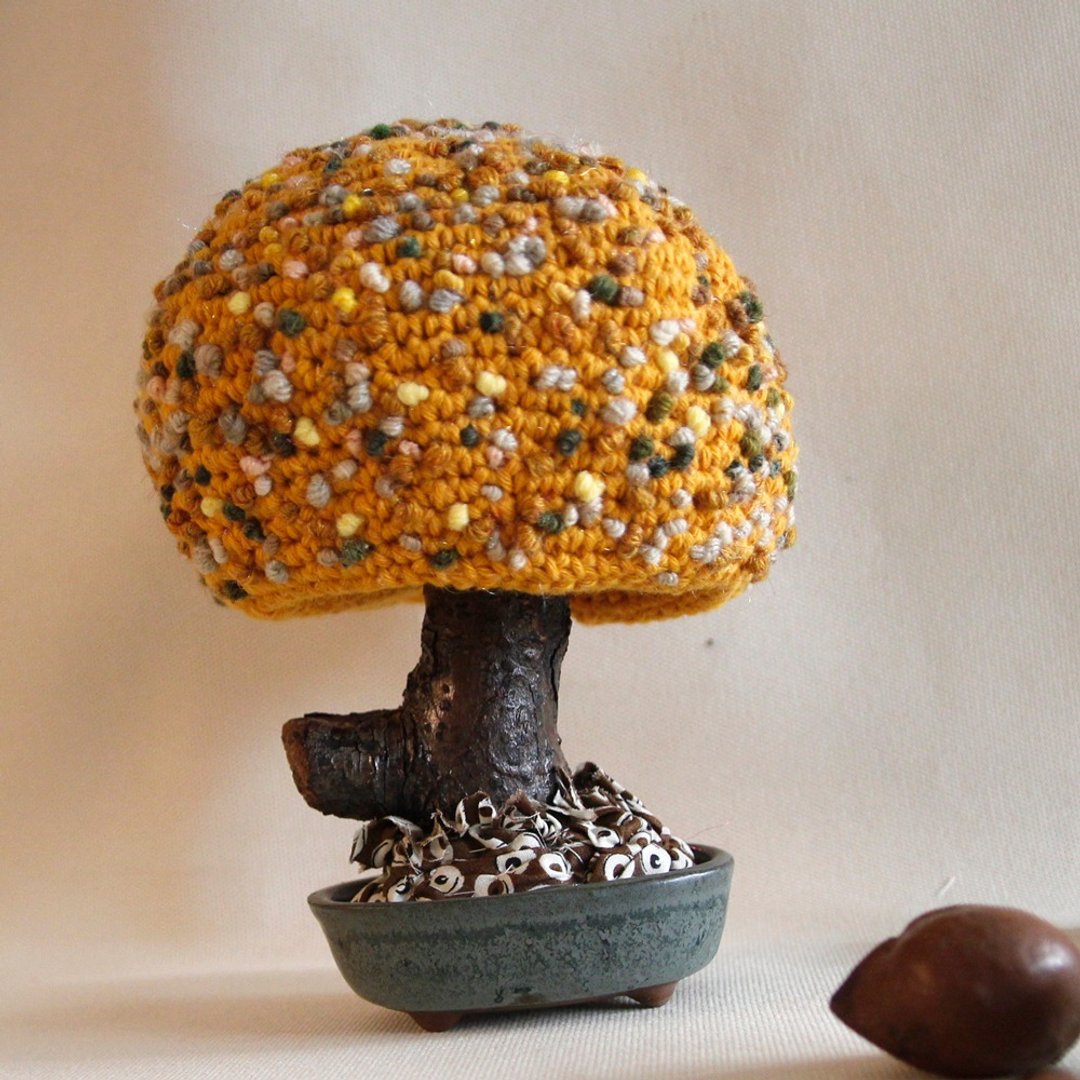 手钩四季 手作秋天树 限量毛线植栽 树段+釉烧盆器 黄色结粒秋枫 - 摆饰 - 其他人造纤维 黄色