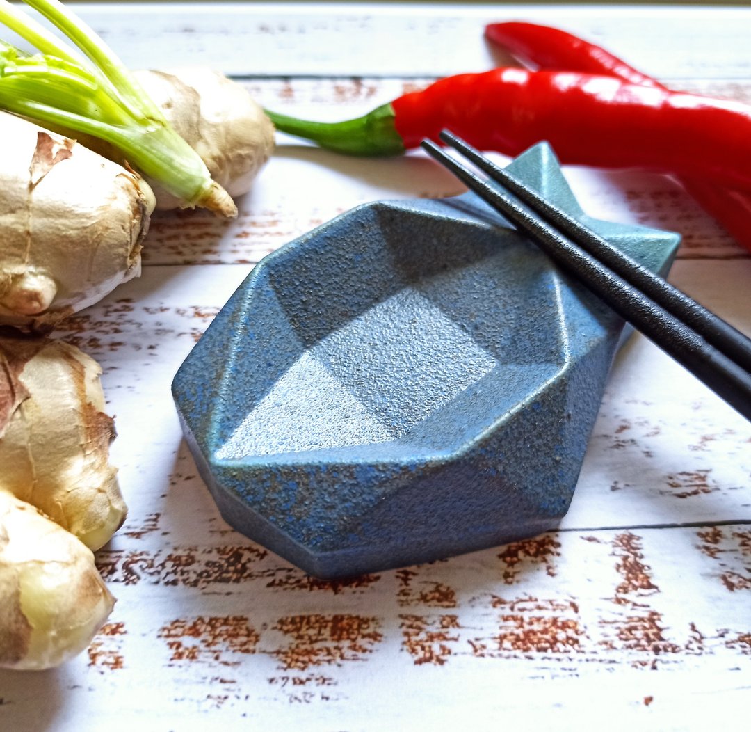 【福袋】文创商品/数位几何陶瓷系列 - 小鱼酱料筷架碟 - 浅碟/小碟子 - 陶 蓝色