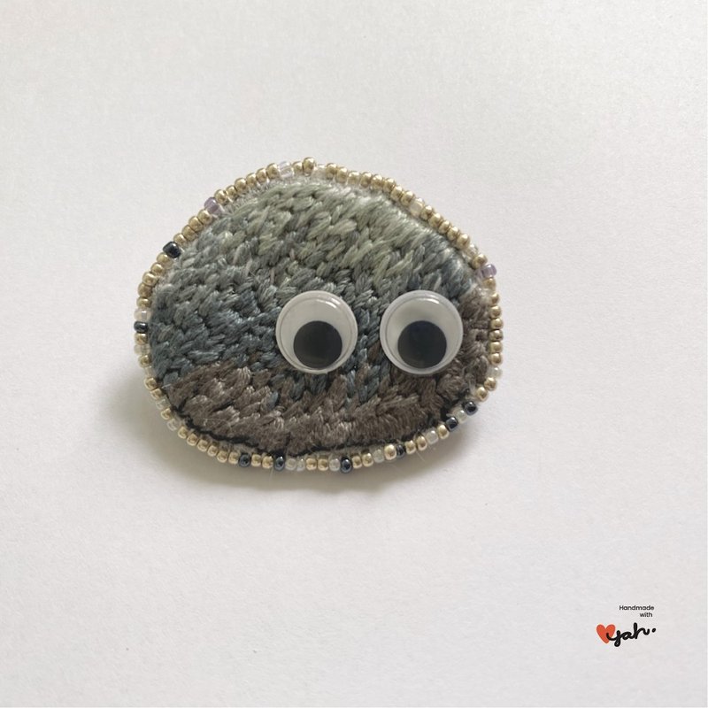 手工刺绣扣针石头Evelyn (灰色) - 胸针 - 棉．麻 灰色