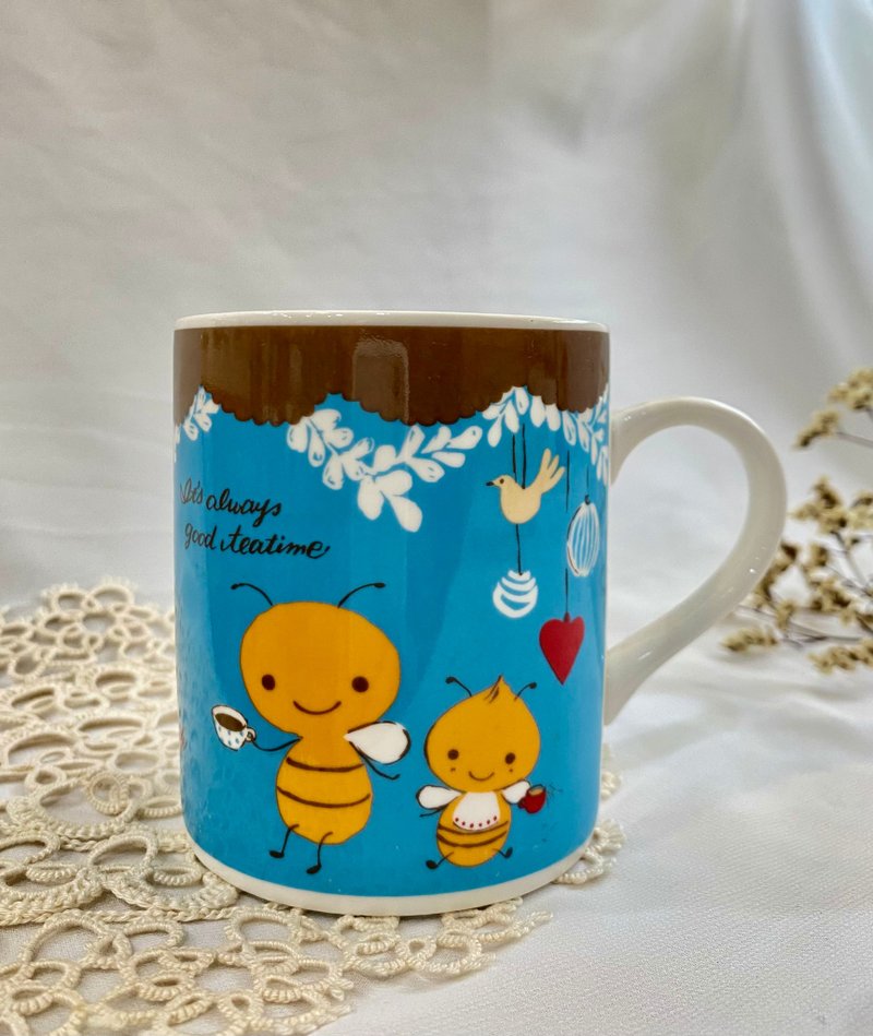 【好日恋物】日本山田诗子绝版童话风格礼物蜜蜂马克杯 - 茶具/茶杯 - 陶 白色