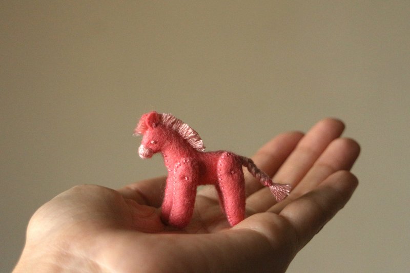 立体手缝偶摆饰 / 粉色马宝 02 - 徽章/别针 - 绣线 粉红色