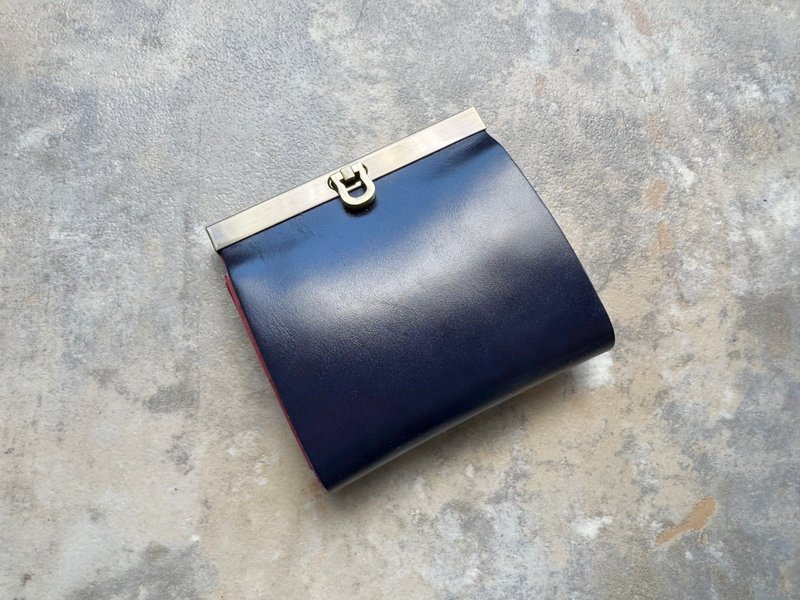 Avanico Half 是一款无法折叠钞票的双折钱包，采用青金石蓝。 - 皮夹/钱包 - 真皮 蓝色