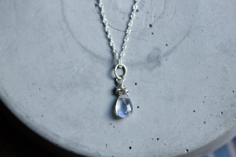 小巧冰种泪滴蓝月光石925纯银 锁骨颈链 - 颈链 - 宝石 白色