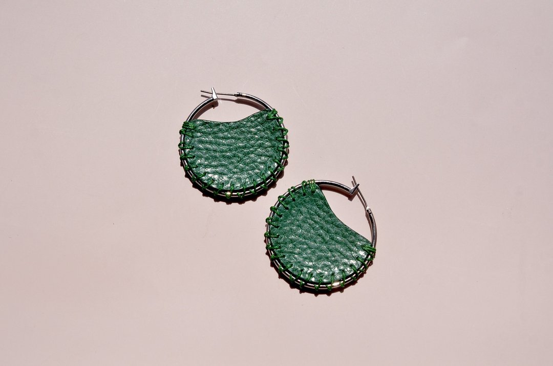 Flat [leather earrings] green - 耳环/耳夹 - 真皮 绿色