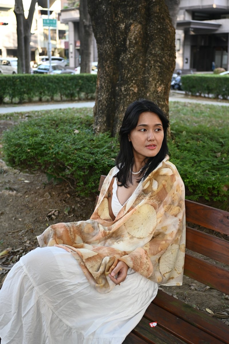 【记忆有限】EcoPrint 花叶移印 围巾-淡茶 - 围巾/披肩 - 羊毛 多色