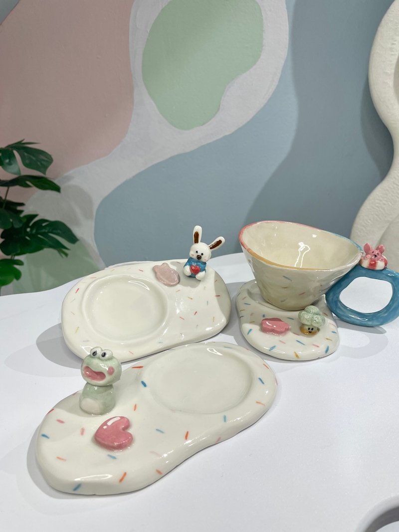 手工瓷杯带着可爱的娃娃 - 杯垫 - 陶 白色