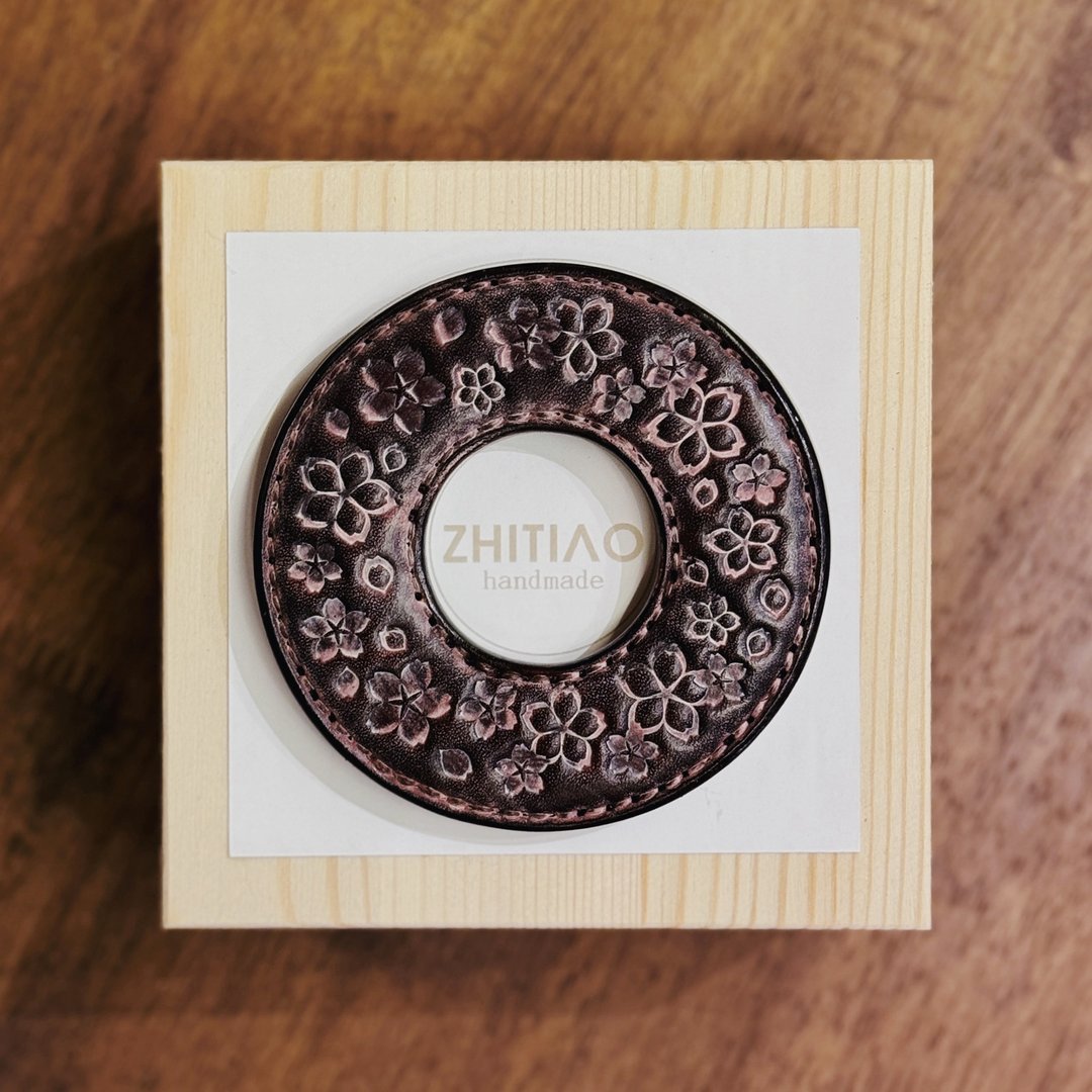 原创手工制作牛皮剑道刀镡 樱雪飘舞 雾蜡咖啡 剑锷 Tsuba - 运动配件 - 真皮 咖啡色