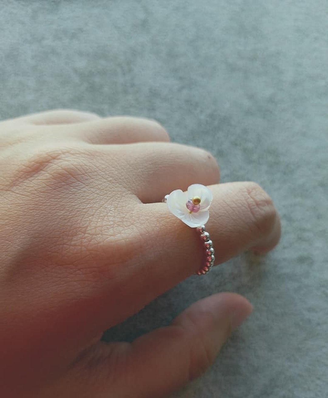 贝母花配小碧茜小珠， 925 纯银珠戒指 (有弹性） mother pearl flower ＆ small tourmaline 925 silver ring - 戒指 - 宝石 粉红色