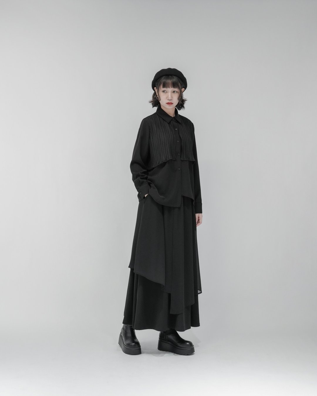MUKK DESIGN 胸前细百褶活片衬衫 - 女装衬衫 - 聚酯纤维 黑色